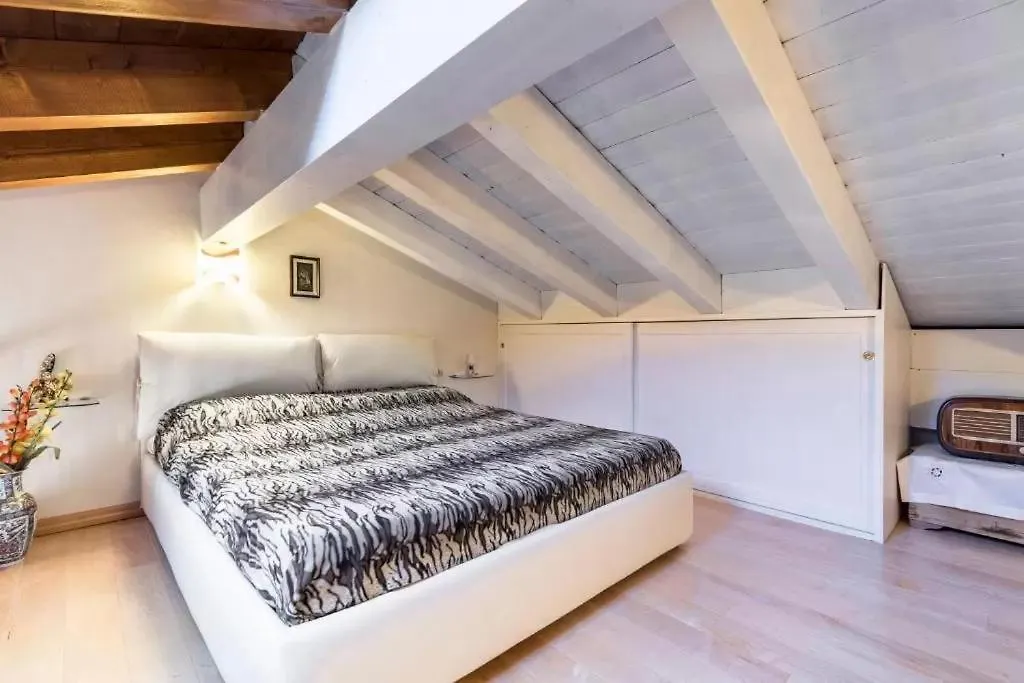 Casa Vacanze Rosalba Ferrara di Monte Baldo 0*,  Италия